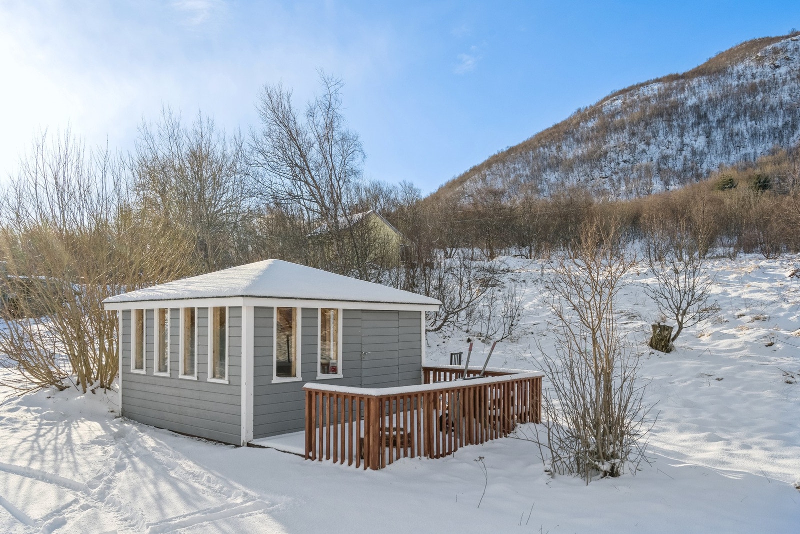 Uthus med platting. Galleribilde