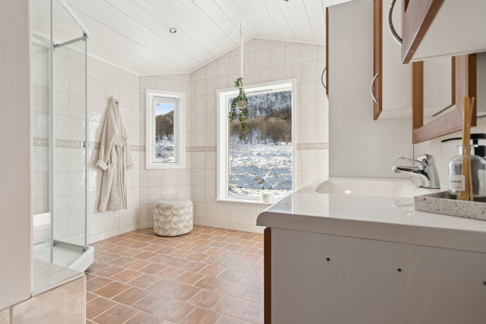 Romslig bad. Badet har flislagt gulv med varmekabler. For øvrig flis på vegg og malt panel i himling. Galleribilde