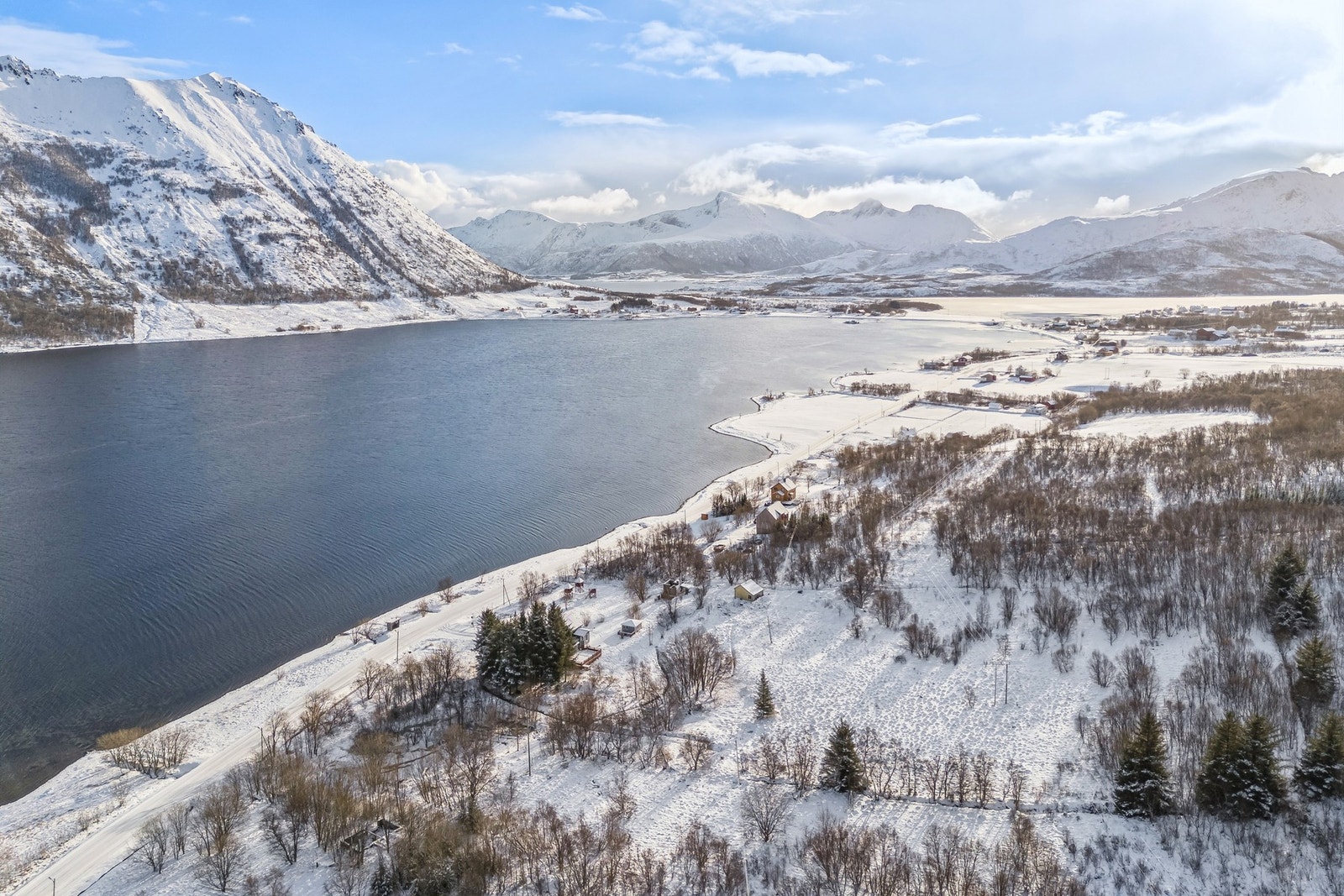 Det er også kort vei til sjøen rett framfor eiendommen dersom man ønsker seg en nedkjøling på varme sommerdager. Galleribilde