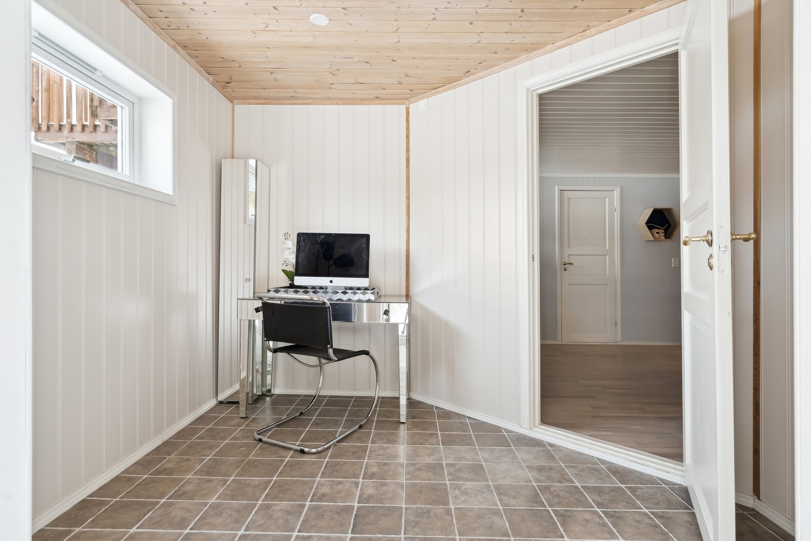 Entré i underetasjen, benyttes som kontor. Galleribilde