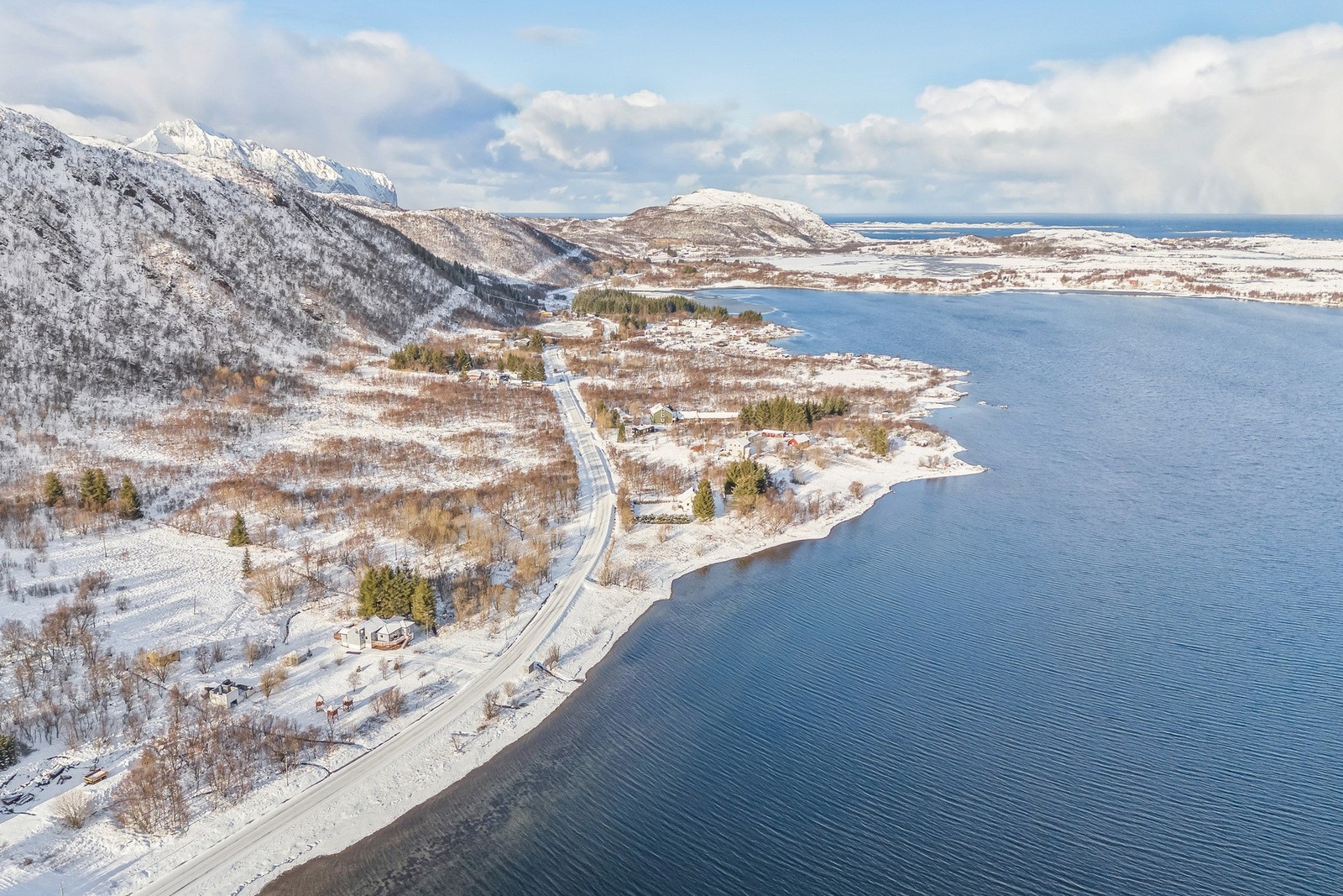 Her bor du landlig og fritt til med naturen som nærmeste nabo. Det er ca. 9 km fra Bøstad. Her finnes bl.a. dagligvarebutikk, lysløype, frisbeegolfbane, idrettshall og kunstgressbane, barnehage og barneskole. Galleribilde