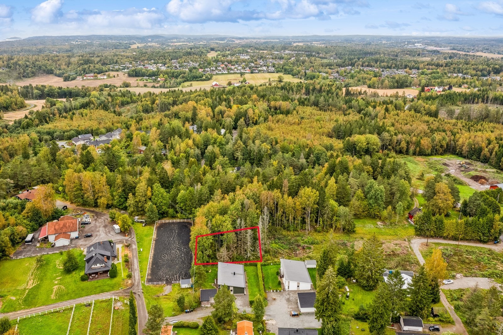 Det er gitt tillatelse til oppføring av enebolig kalt "Dråpen" med carport. Galleribilde