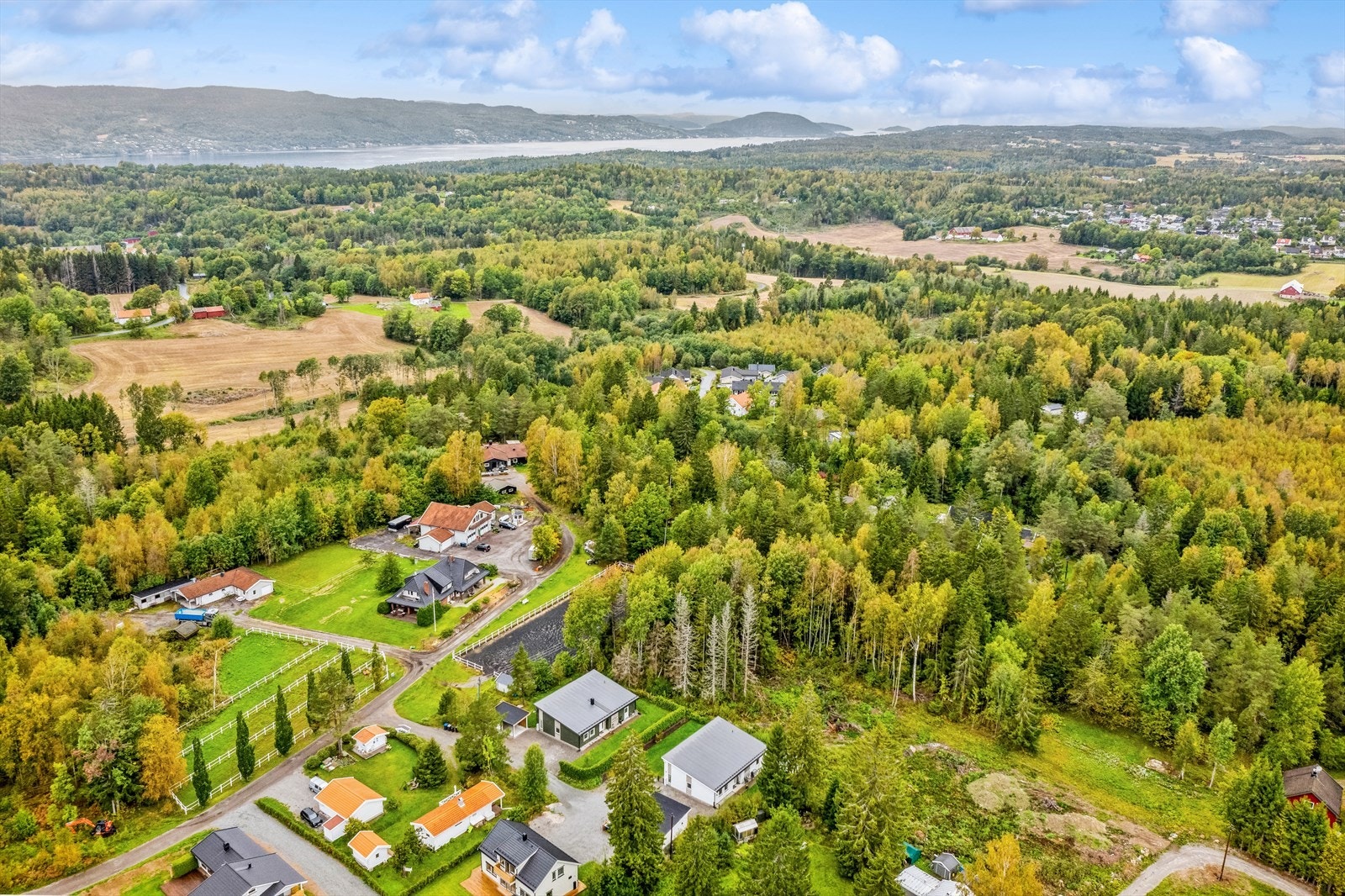 Om sommeren er strendene i idylliske Hvitsten og Emmerstad bare en kort sykkeltur unna. Galleribilde