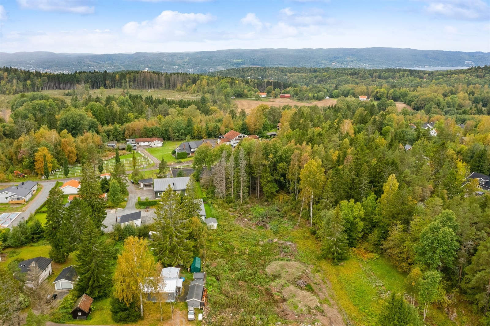 Det er gangavstand til nærmeste bussholdeplass som korresponderer med tog. Galleribilde
