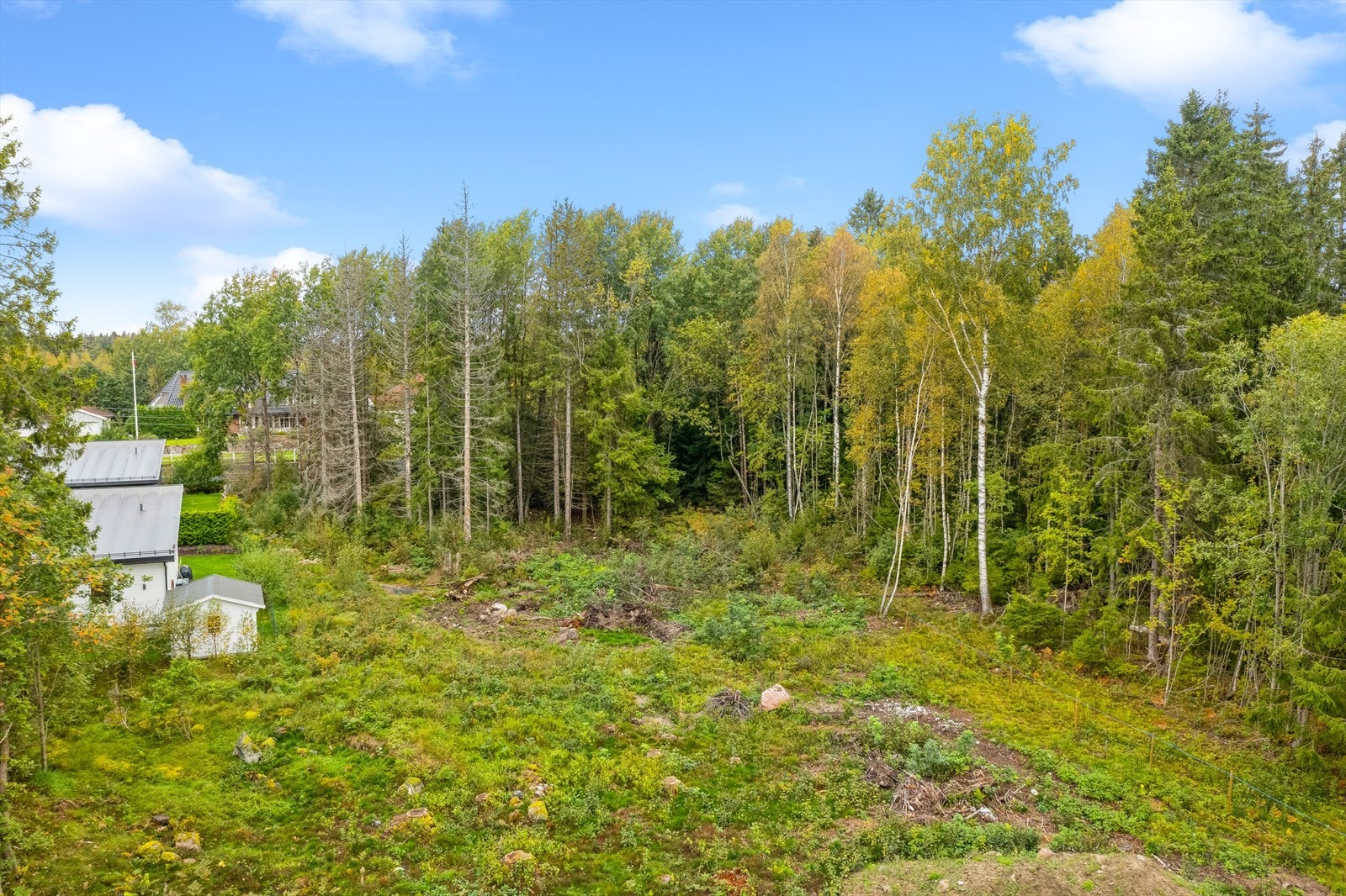 Kjøper av tomten er selv ansvarlig for tilknytningsavgiftene. Se punktet "Info kommunale avgifter" i salgsoppgaven for mer informasjon. Galleribilde