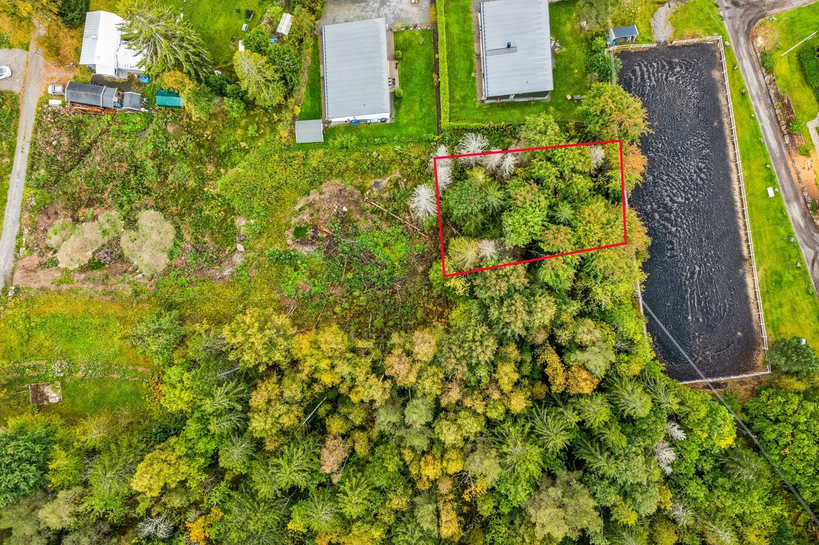 Dette er en solrik eiertomt på ca. 792 m², beliggende i et barnevennlig og rolig boligområde i landlige omgivelser på Berg. Galleribilde