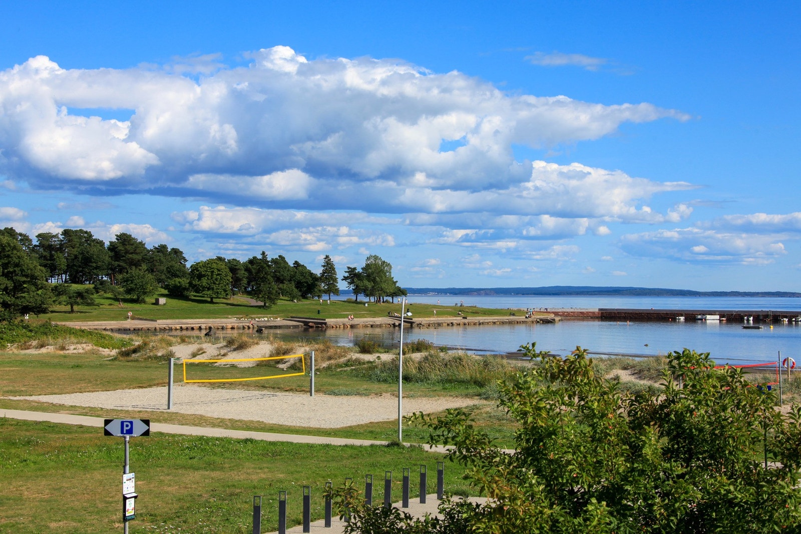Området har nærhet til Ringshaugstranda, en populær sandstrand med steinmolo, badetrapp og gresslette. Galleribilde