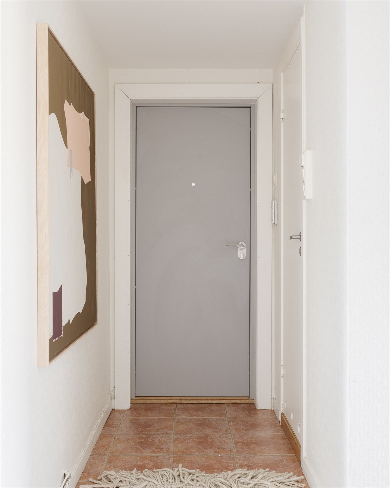 En lys entré ønsker deg velkommen inn. Leiligheten disp. også en kjellerbod på ca. 2,2 m2. Galleribilde