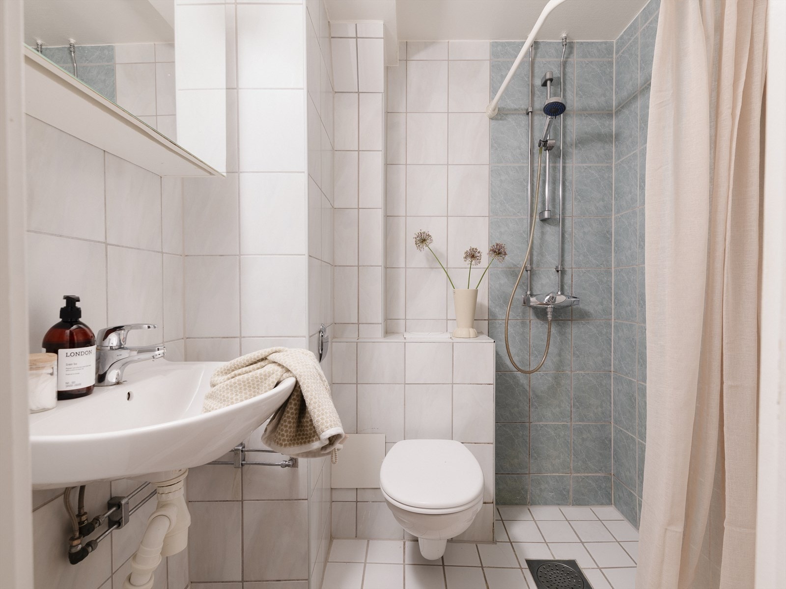 Et velutnyttet rom med flislagte overflater. Galleribilde