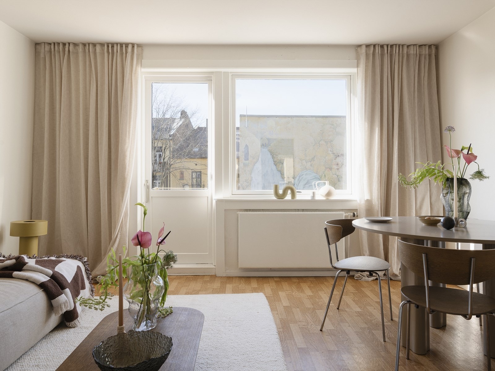 De store vindusflatene gir godt med naturlig lysinnslipp. Galleribilde