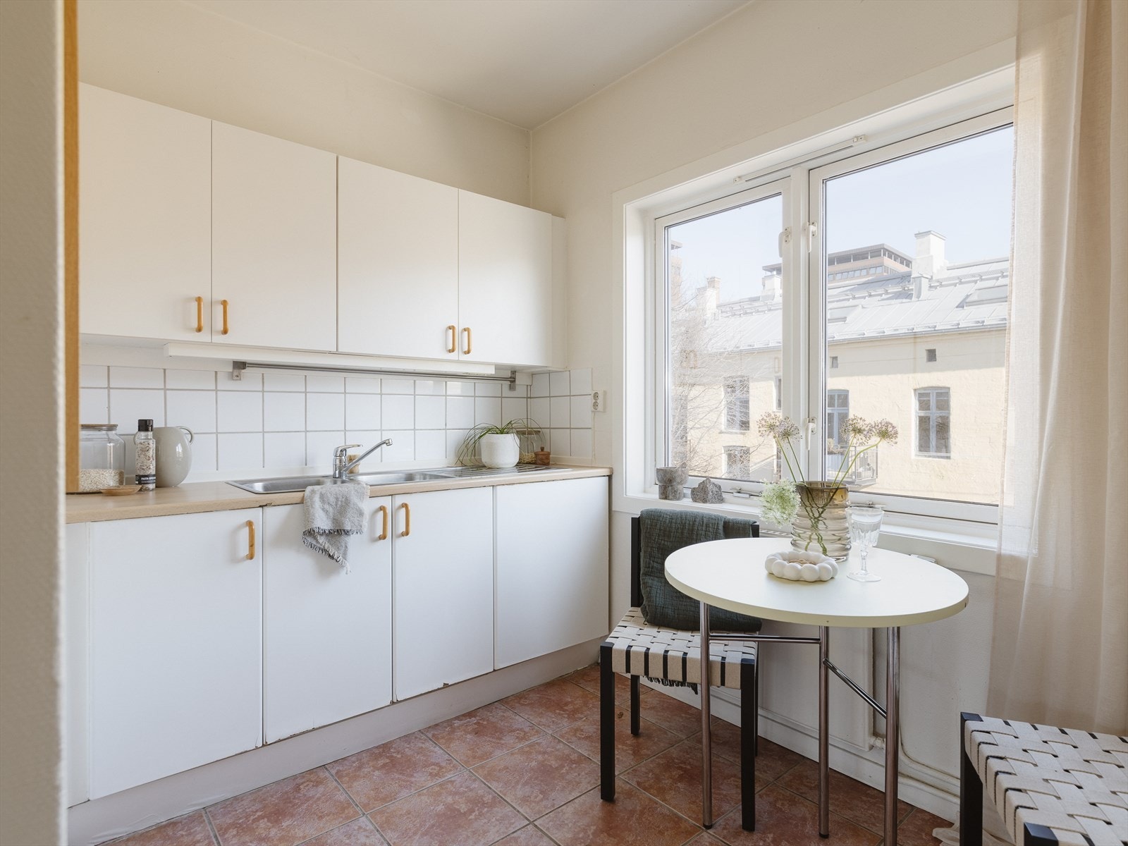 Kjøkkeninnredeningen består av lyse fronter og laminat benkeplate. Galleribilde