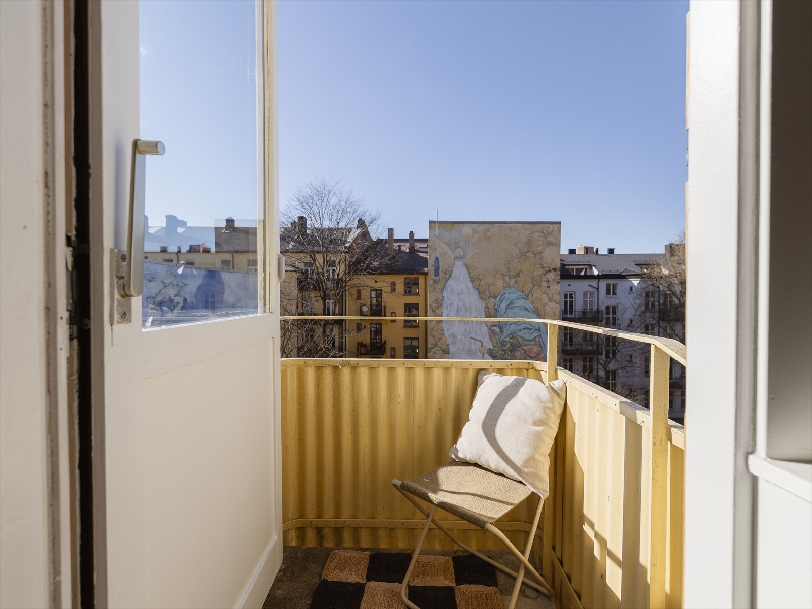 Leiligheten ligger fint til i byggets 4. etasje med utgang til en herlig balkong fra stuen. Galleribilde