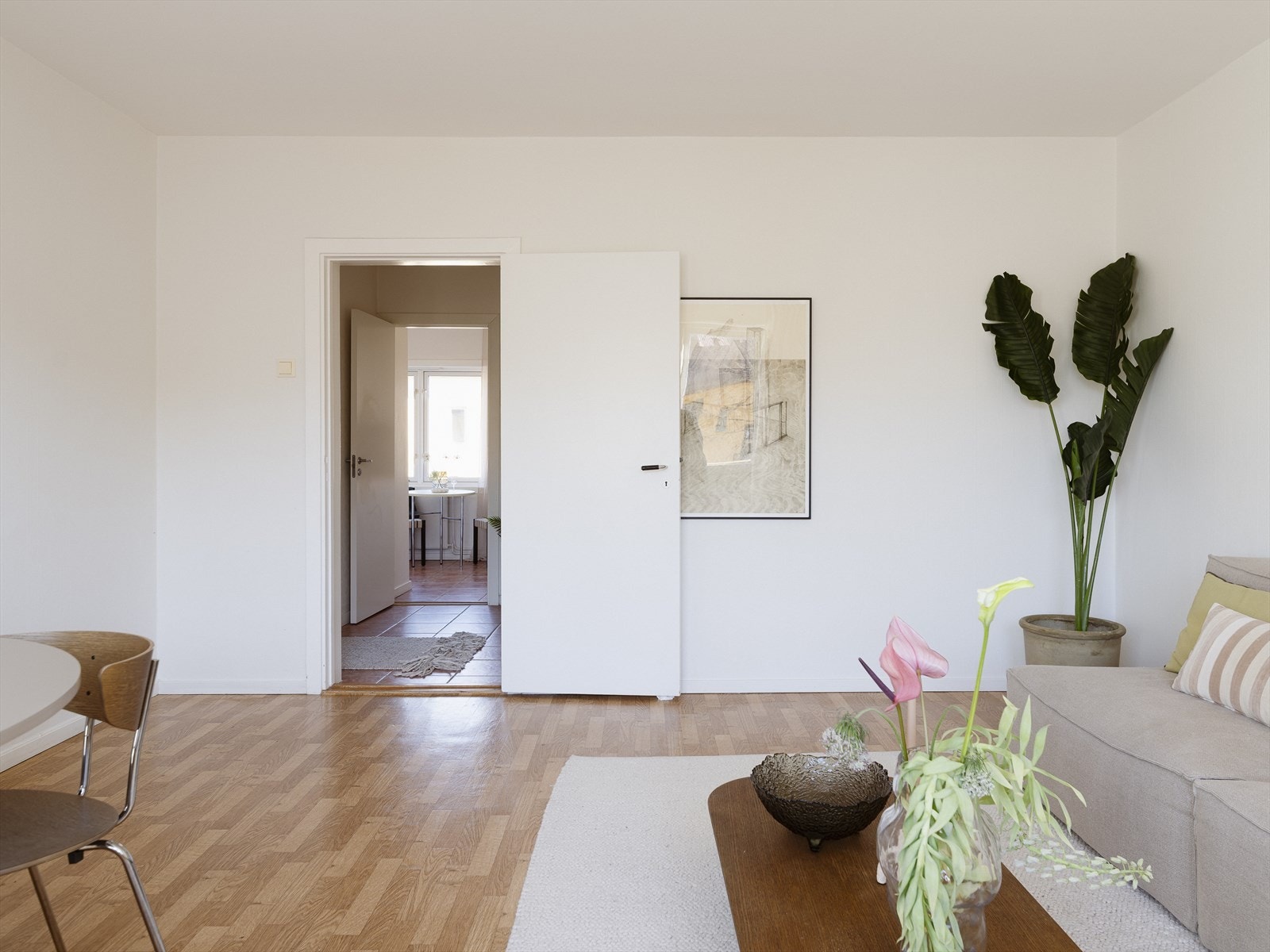 Leiligheten inneholder stue m/ utgang til balkong, samt mellomgang/entré med videre tilgang til separat kjøkken, soverom og bad. Galleribilde