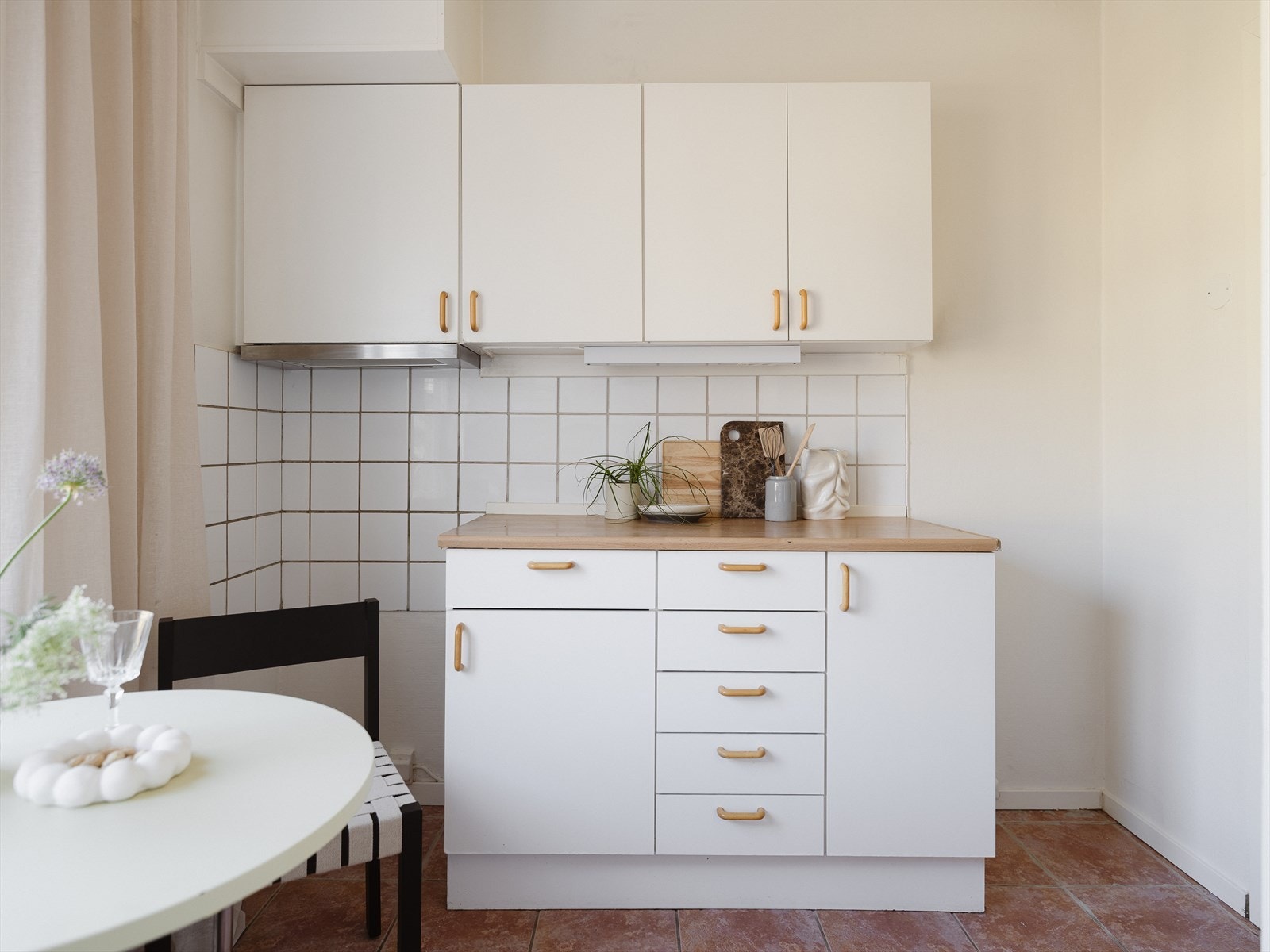 Innredningen har nisje for komfyr og kjøl/frys. Galleribilde