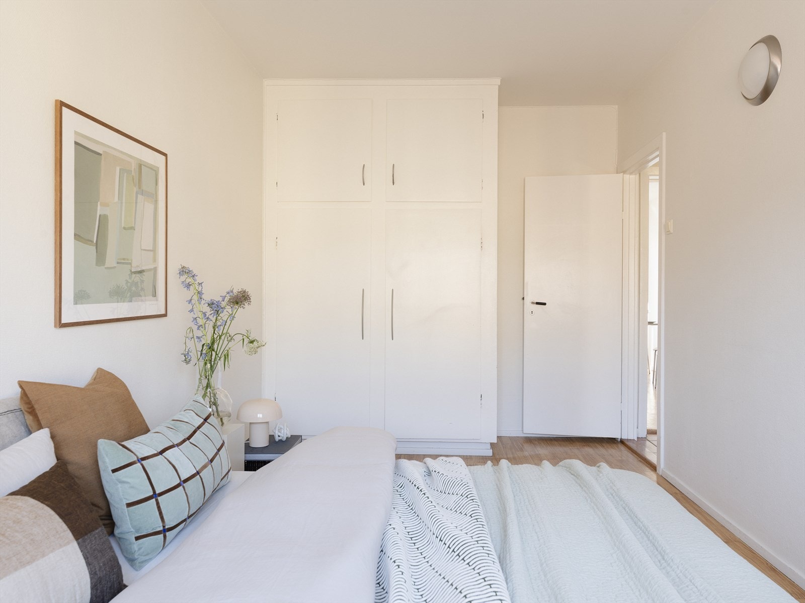 Gode oppbevaringsmuligheter for klær i garderobe. Galleribilde