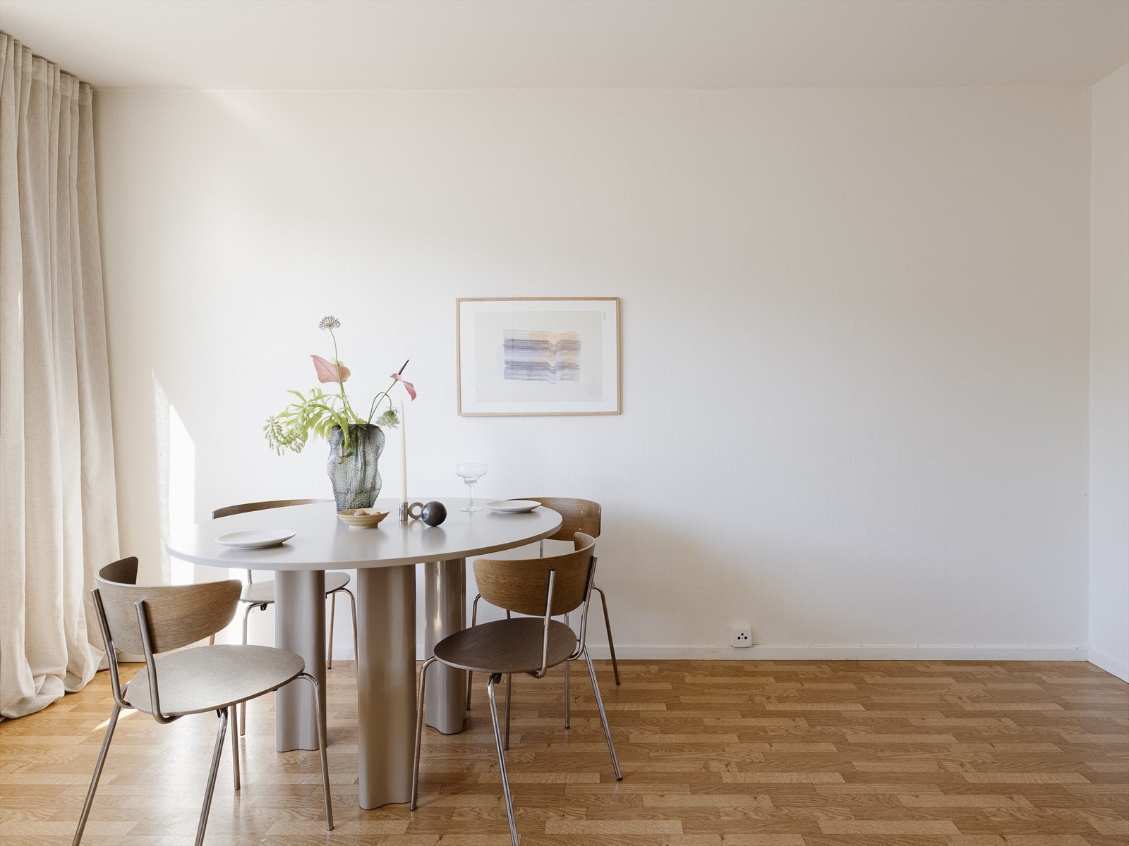 En god og sosial planløsning med plass til sofaseksjon og spiseplass i stuen. Galleribilde