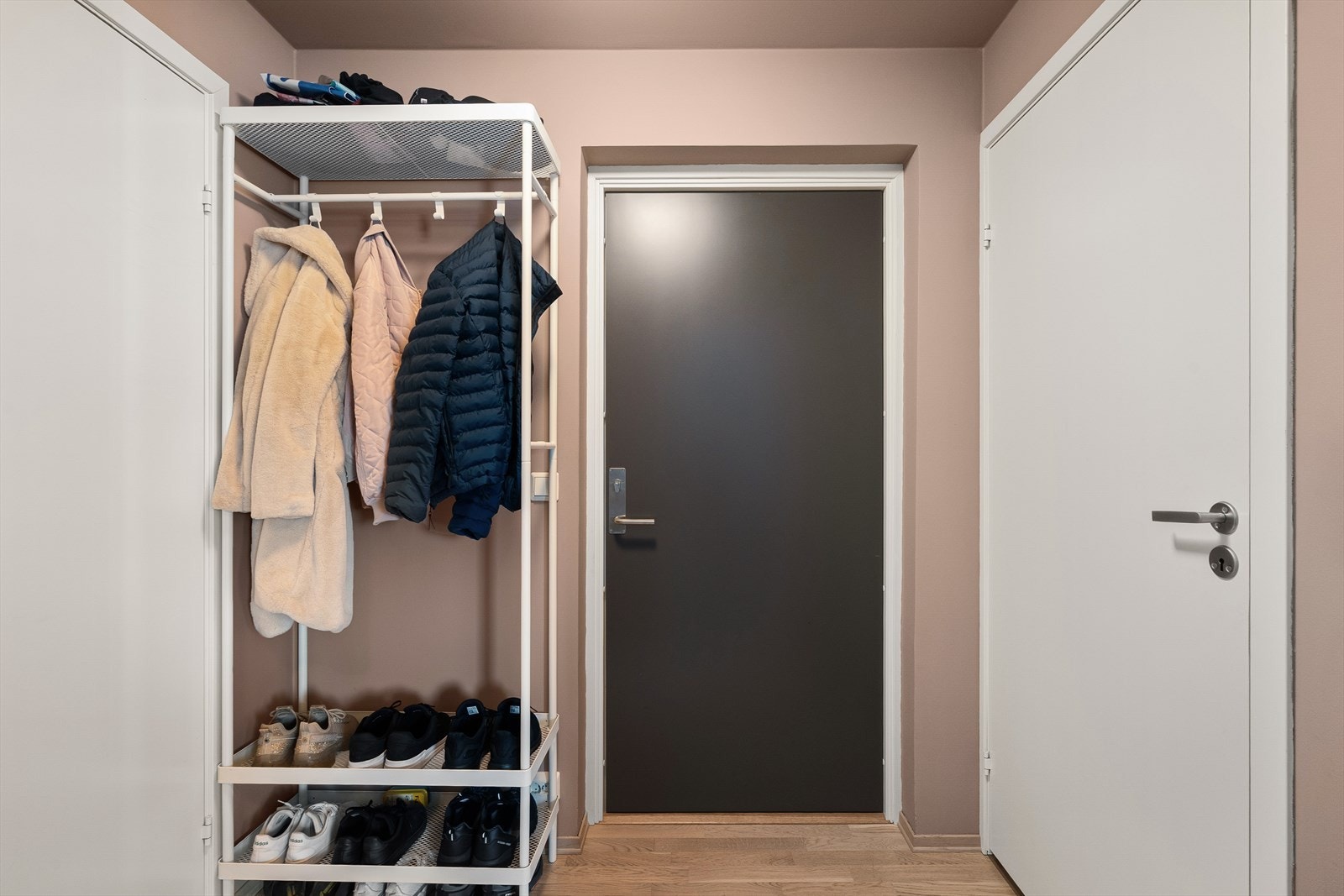 Man kommer inn i en entre hvor det er plass for å henge av seg yttertøy i garderobeskap. Galleribilde