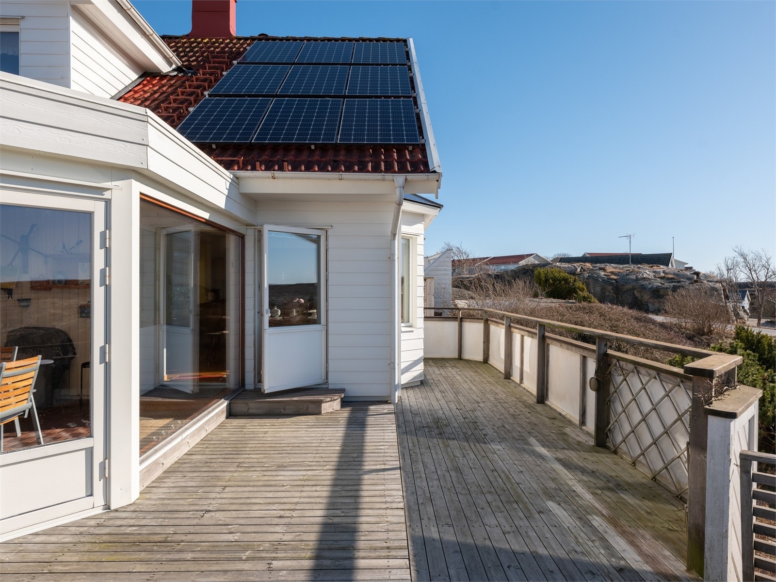 ...den rejäla altanen i bra solläge Galleribilde