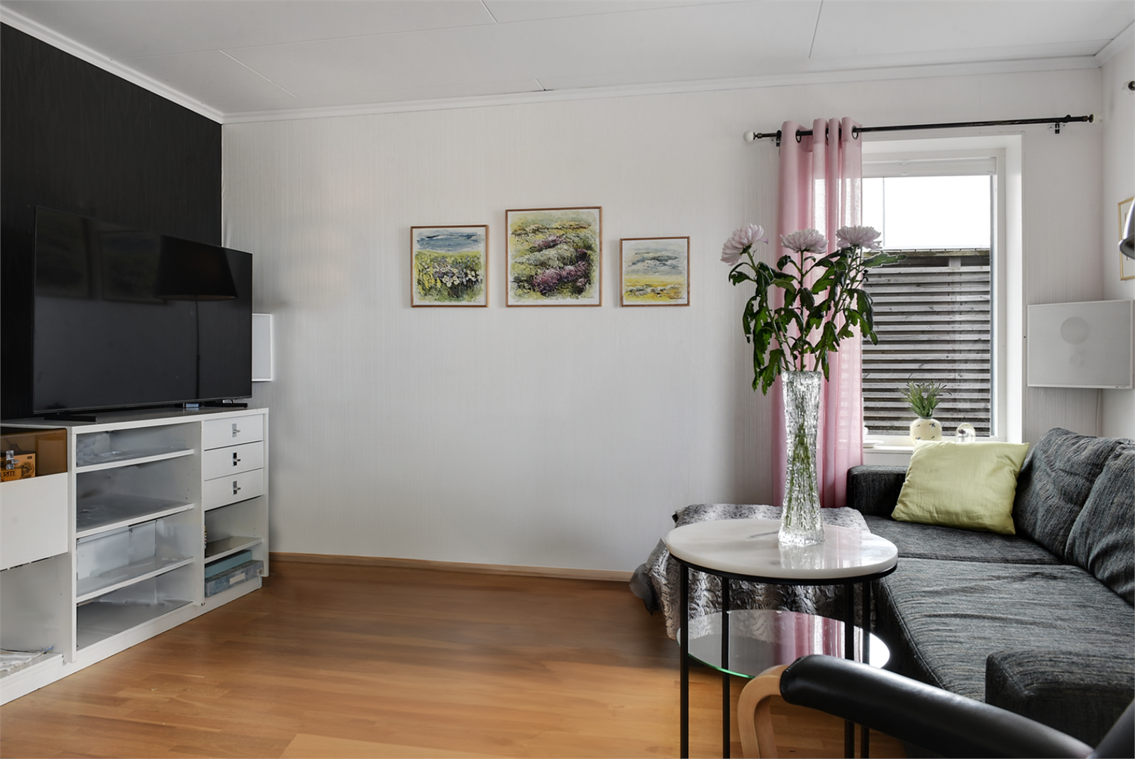 Vidare till allrummet i vinkel, entréplan Galleribilde