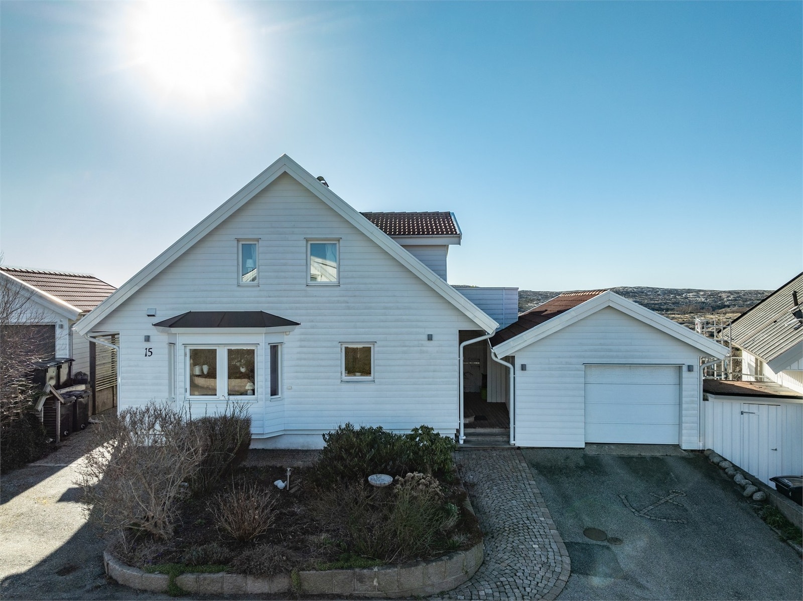 Gedigen framsida med dubbla uppfarter och garage Galleribilde