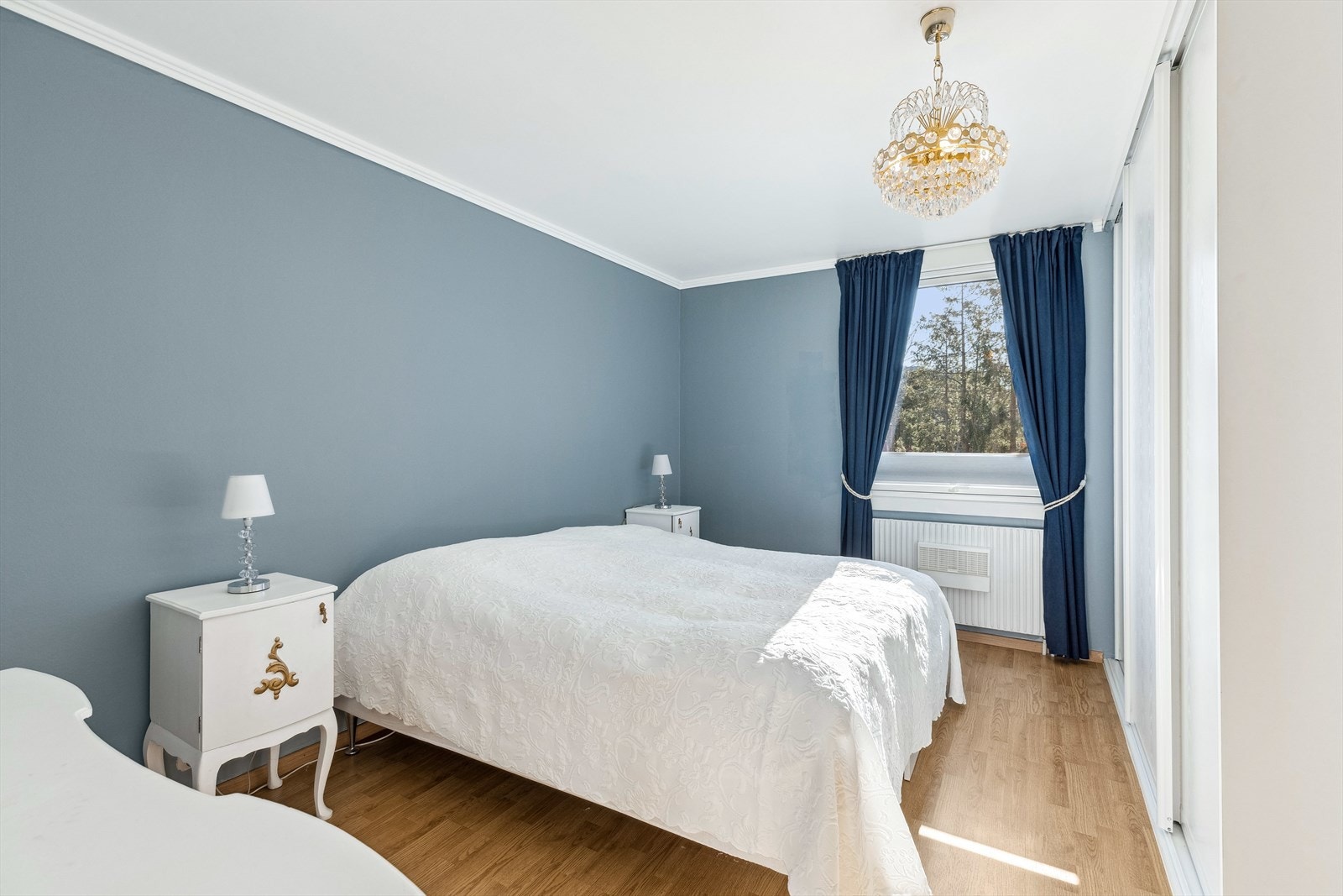 Hovedsoverommet er av god størrelse, med god plass til dobbeltseng, nattbord og tilhørende møblement. Galleribilde