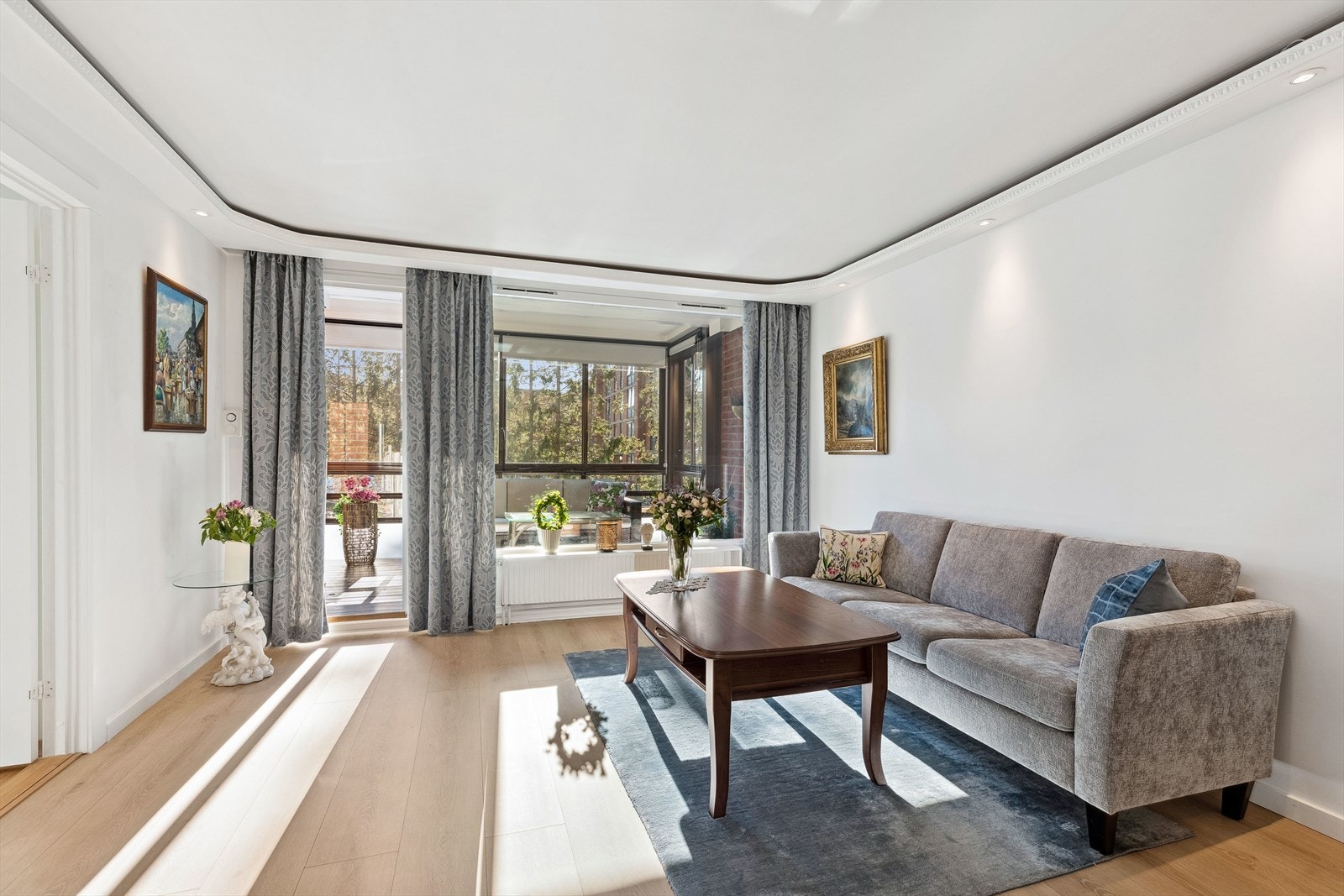 Her er det god plass til mediebenk, sofagruppe og spisebord. Galleribilde