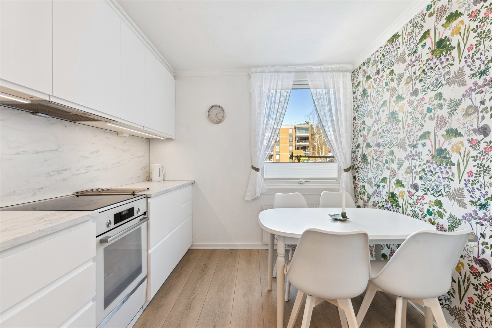 Kjøkkenet har plass til spisebord hvor frokosten kan nytes. Galleribilde