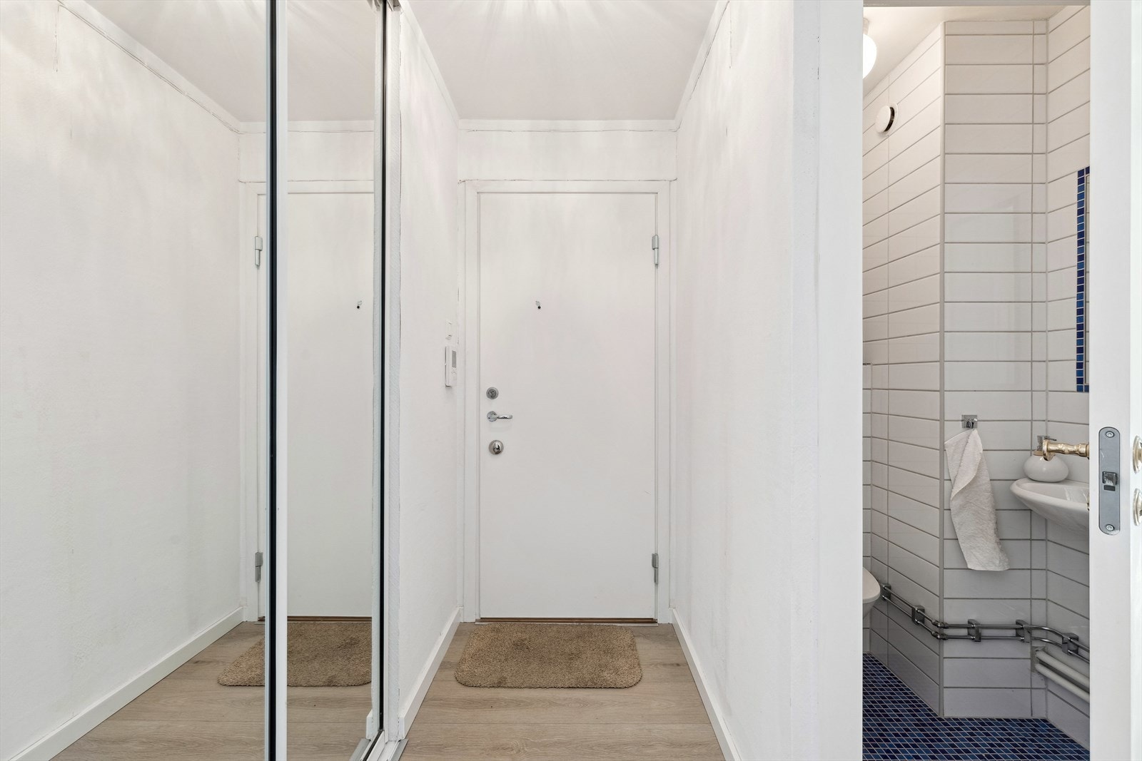 Velkommen inn - her ønskes du velkommen inn i lys entrè med plass til å henge fra deg ytterklær. Galleribilde