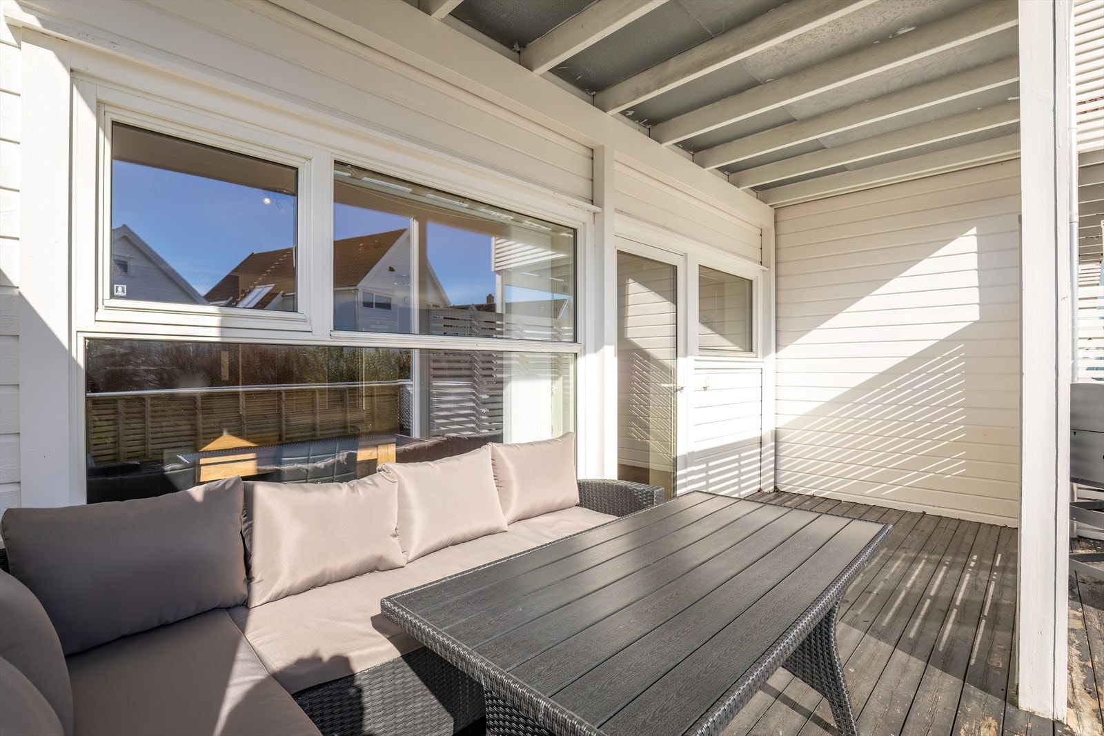 Terrasse - god plass til sittegruppe under tak Galleribilde
