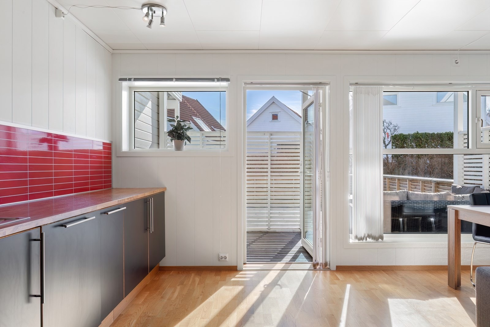 Fra stuen er det utgang til terrasse av god størrelse Galleribilde
