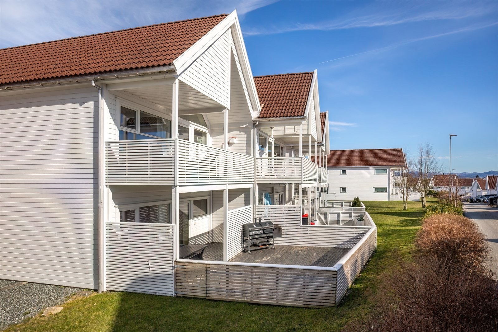 Leiligheten ligger fint til i første etasje Galleribilde