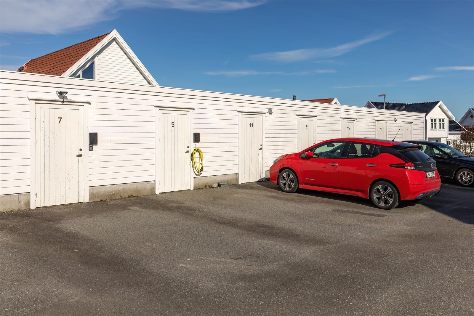 Fast parkering og utvendig bod i bakkant Galleribilde