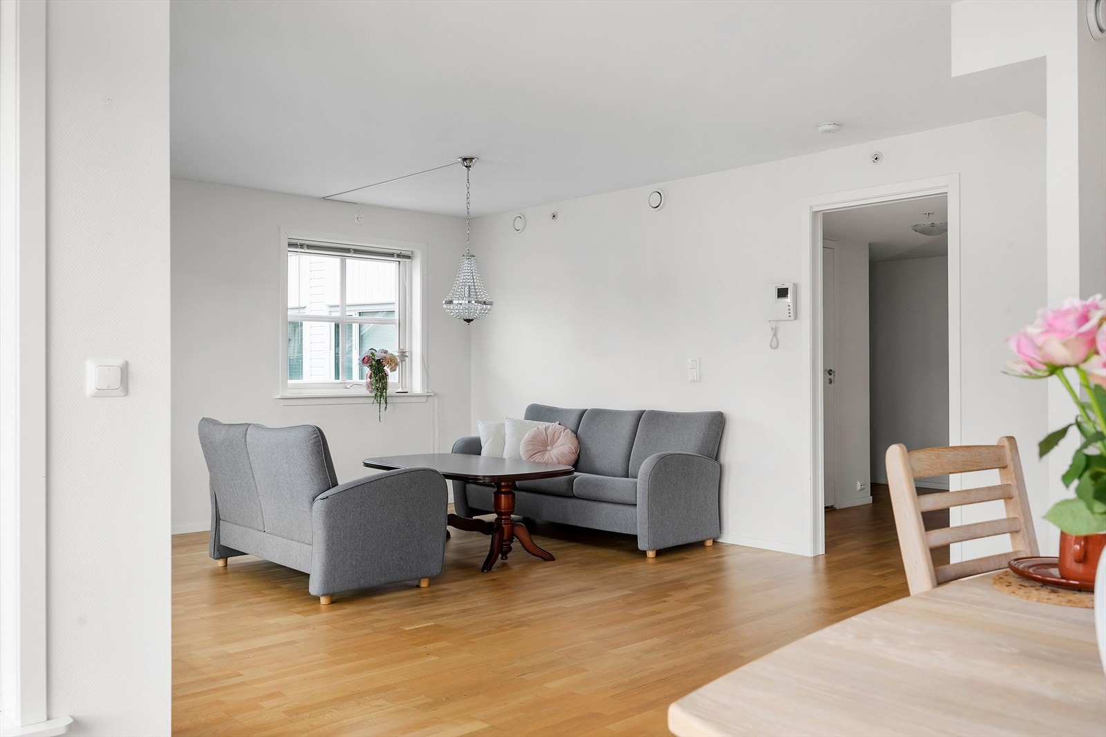 Stue med god plass til sofagruppe og spisebord. Galleribilde