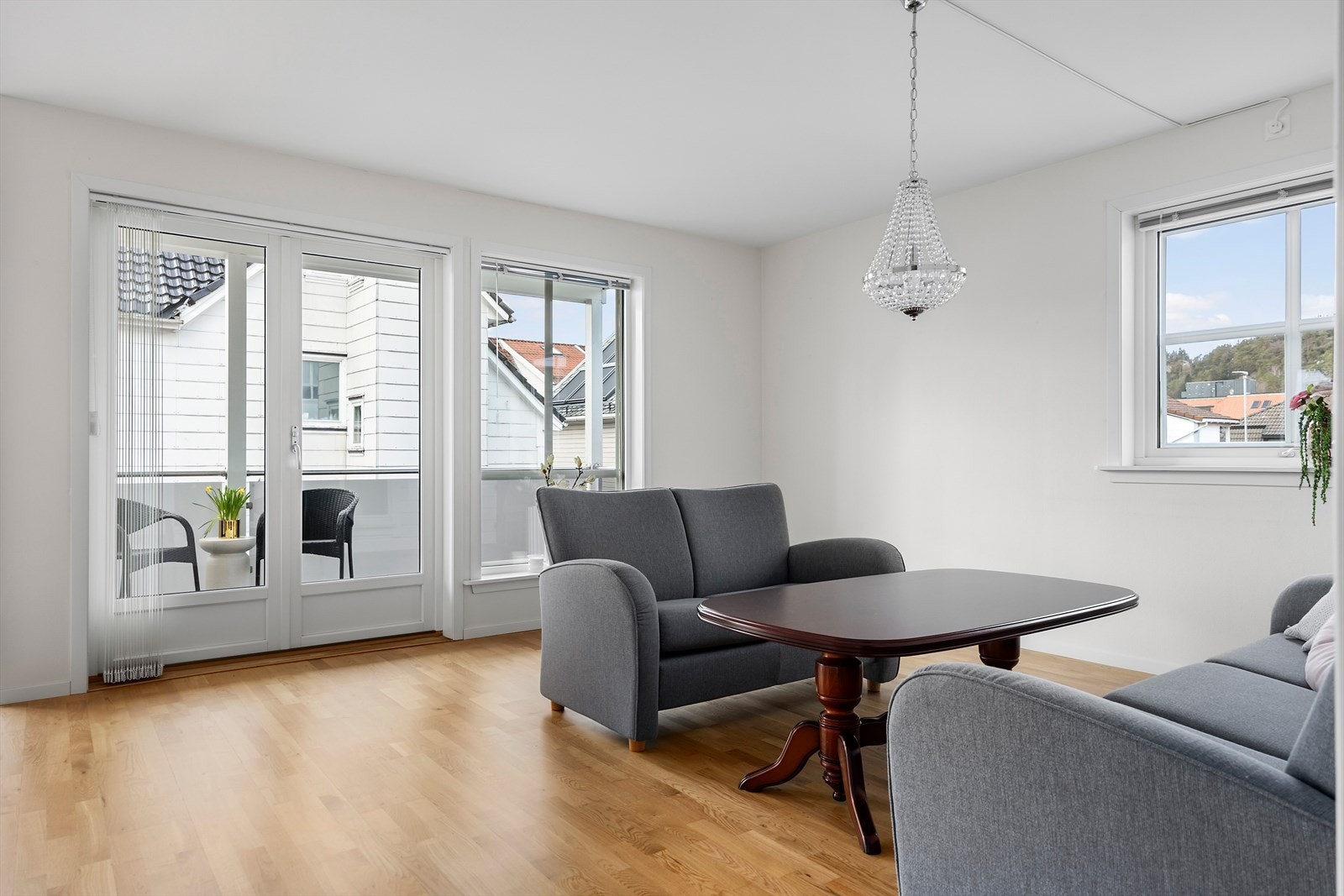 Stue av god størrelse, godt med vindusflater. Galleribilde