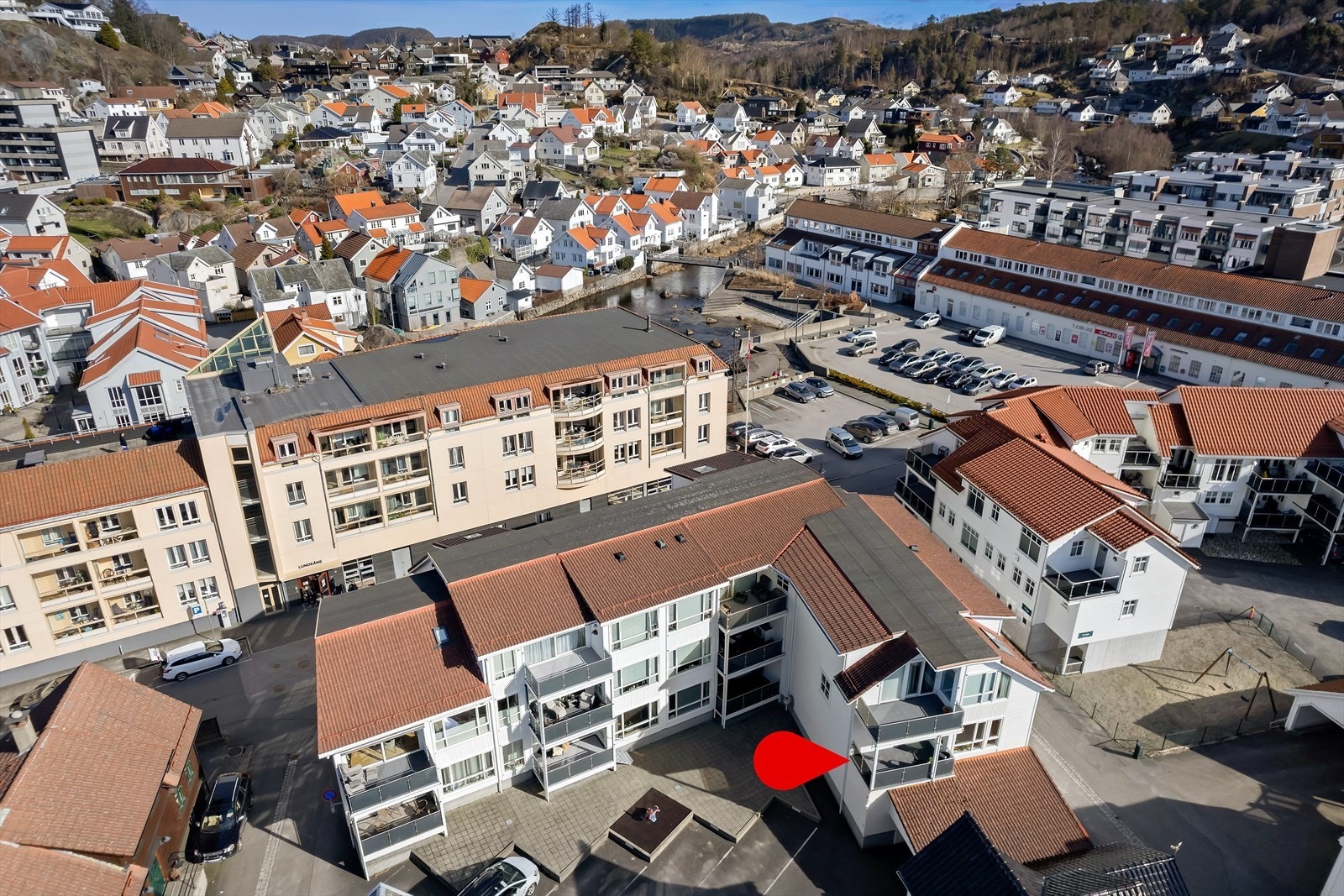 Dagligvarebutikk, legekontorer og treningssenter ligger like ved. Galleribilde