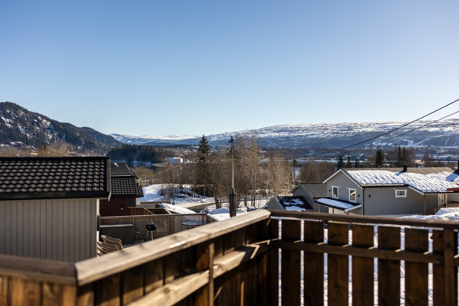 Fra terrassen foran huset får du morgen og formiddagssol Galleribilde
