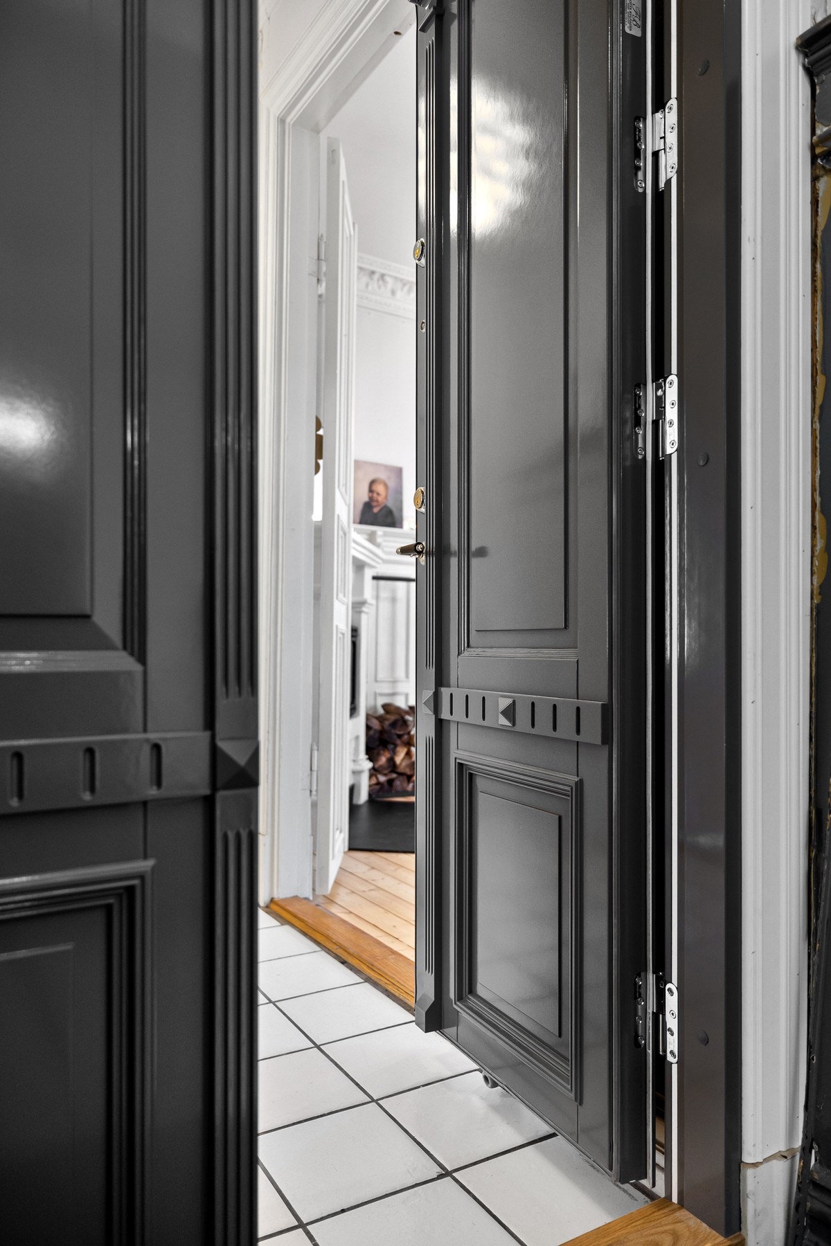 Det ble i 2023 montert helt nye inngangsdører som er laget med samme utforming som de originale dørene fra 1896. Galleribilde