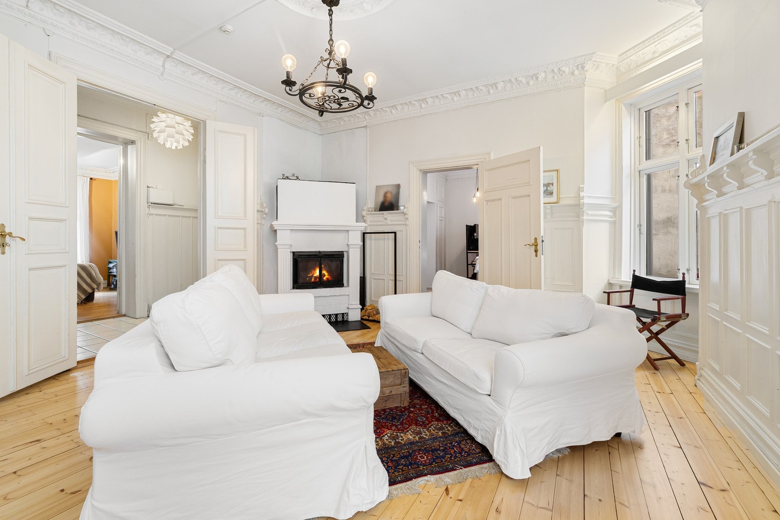 Vakre, originale brystinger på veggene. Stukkatur og rosett i tak. Galleribilde