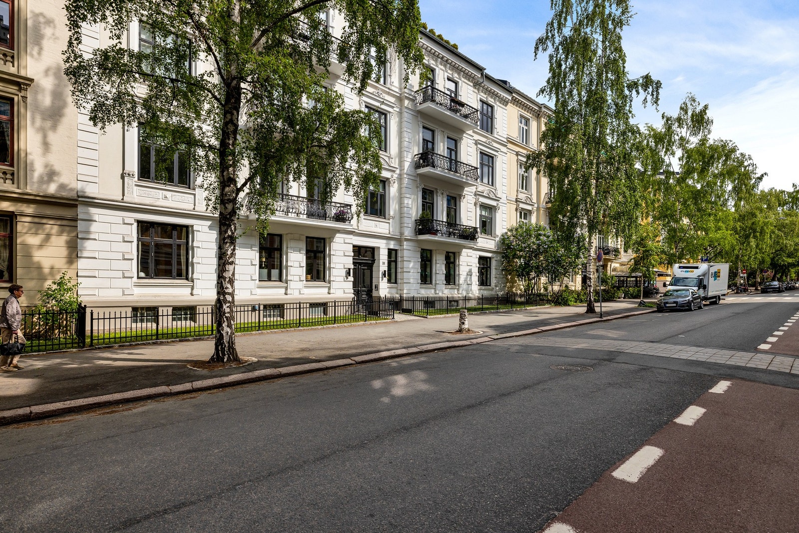 Elisenbergveien er en rolig, enveiskjørt gate som er kjent for sine grønne, frodige trær og pene forhager. Galleribilde