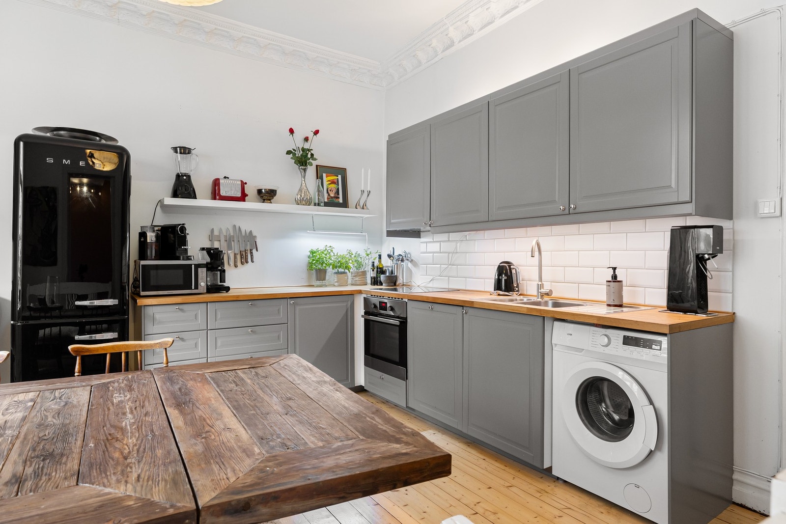 Den generøse takhøyden sammen med de originale detaljene gir leiligheten en svært god og luftig atmosfære. Galleribilde