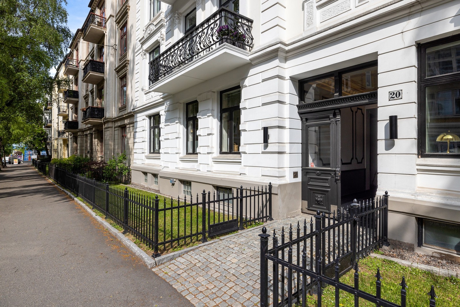 Leiligheten ligger i en høy 1. etg med en flott forhage og nyere gjerder i smijern. Galleribilde