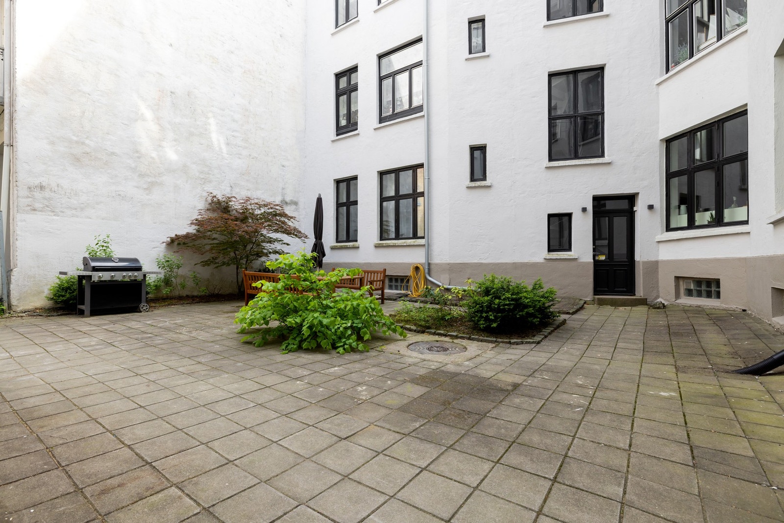 Bakgården har både sittegrupper, bord og grill. Galleribilde