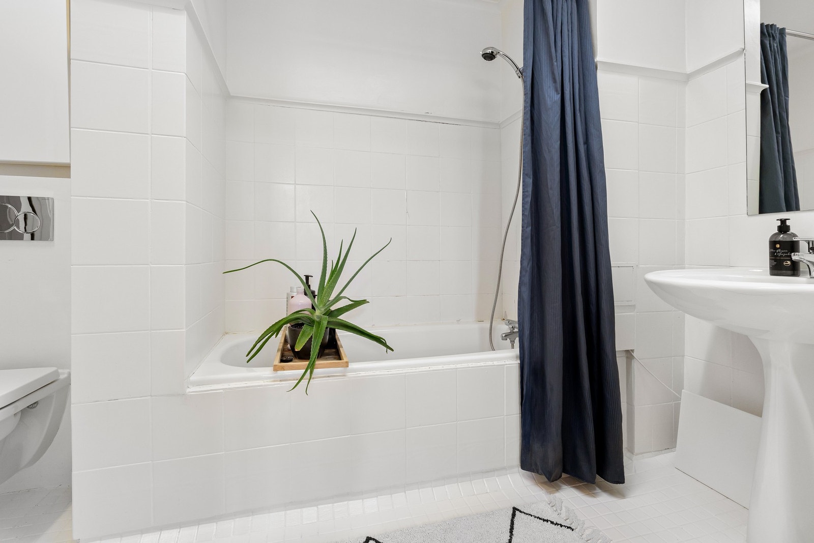 Baderom av eldre årgang. Oppussing må påregnes. Galleribilde