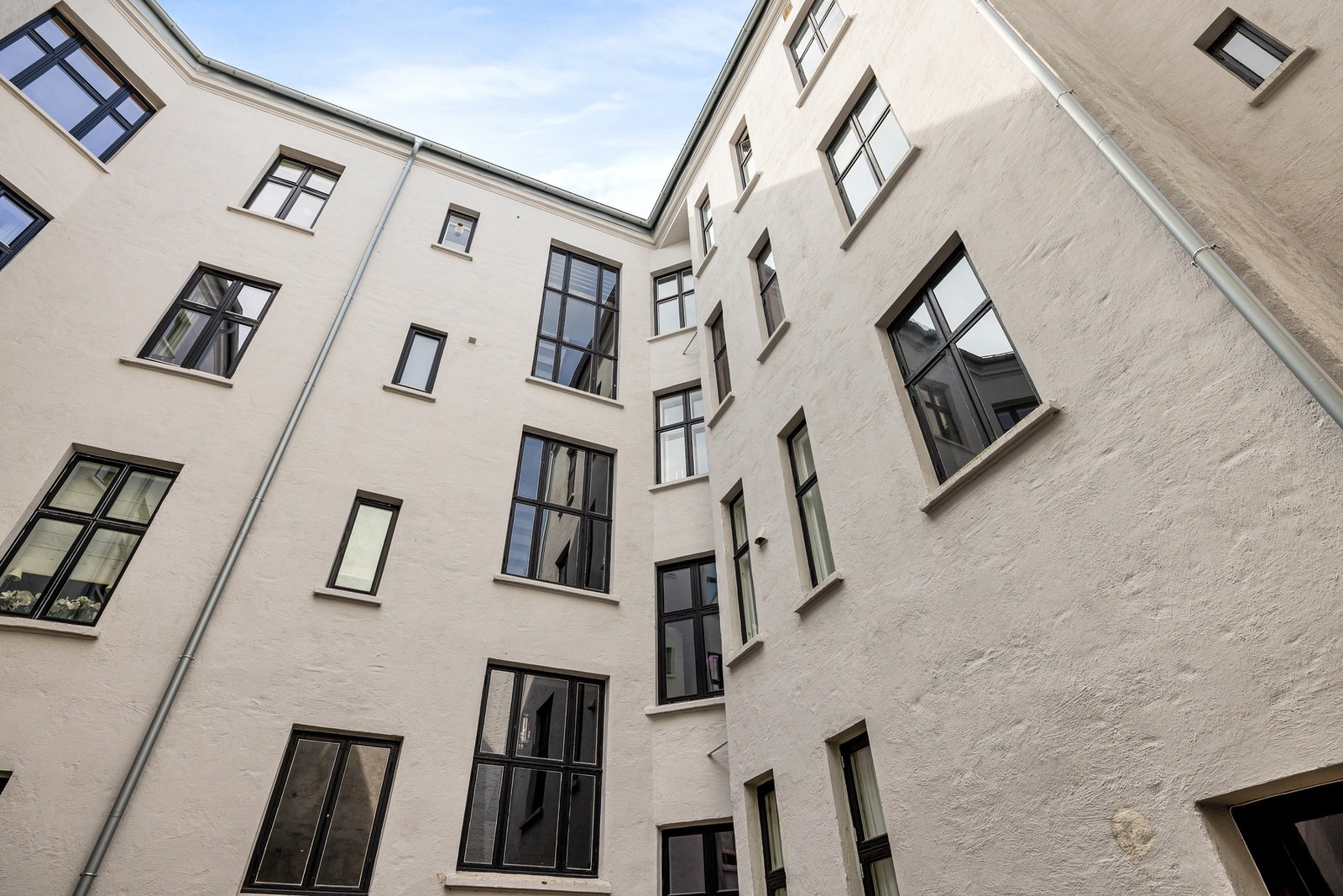 Meget pen fasade mot bakgård. Galleribilde