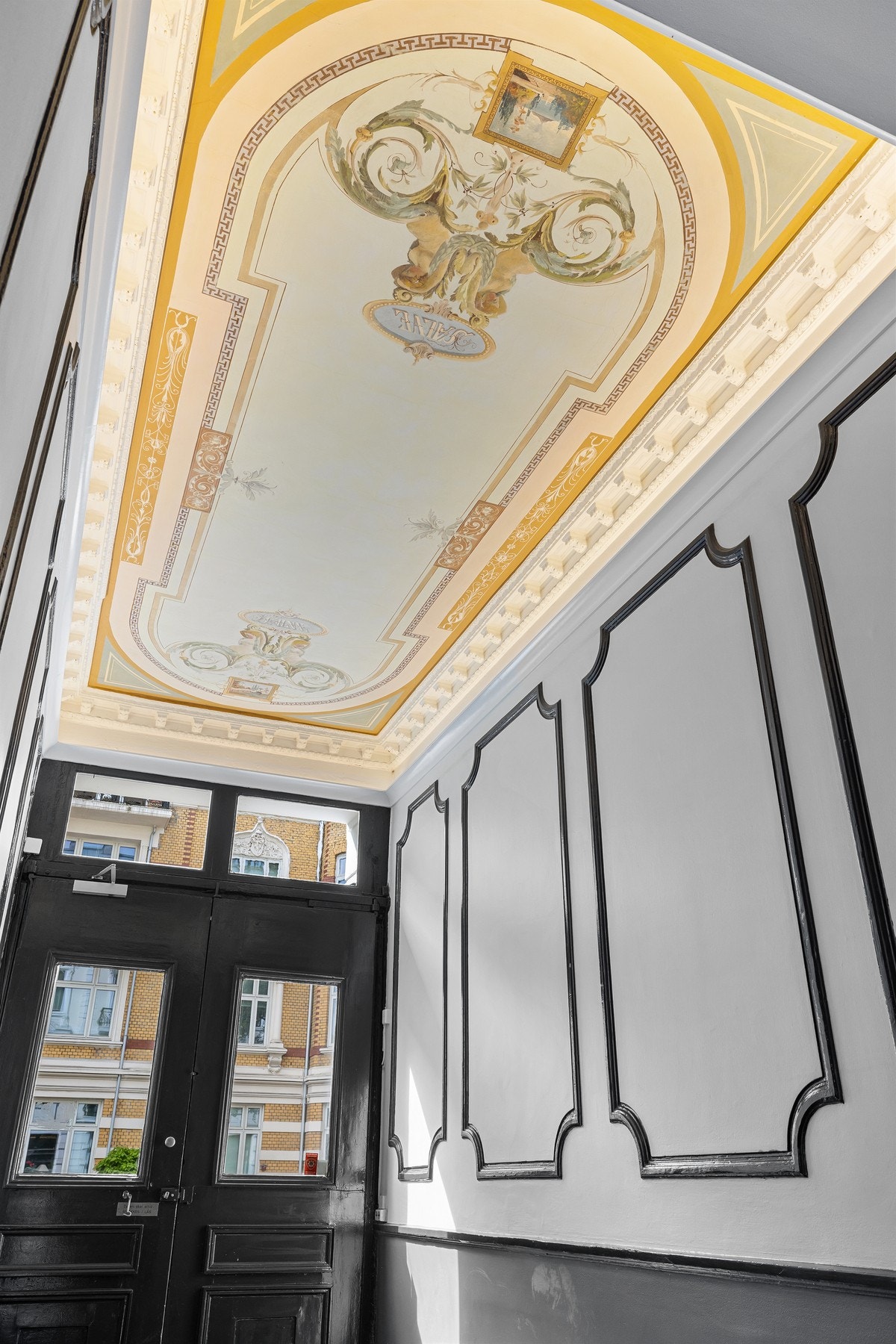 Når du kommer inn portrommet er det et vakkert takmaleri, stukkatur og brystninger som møter deg. Galleribilde