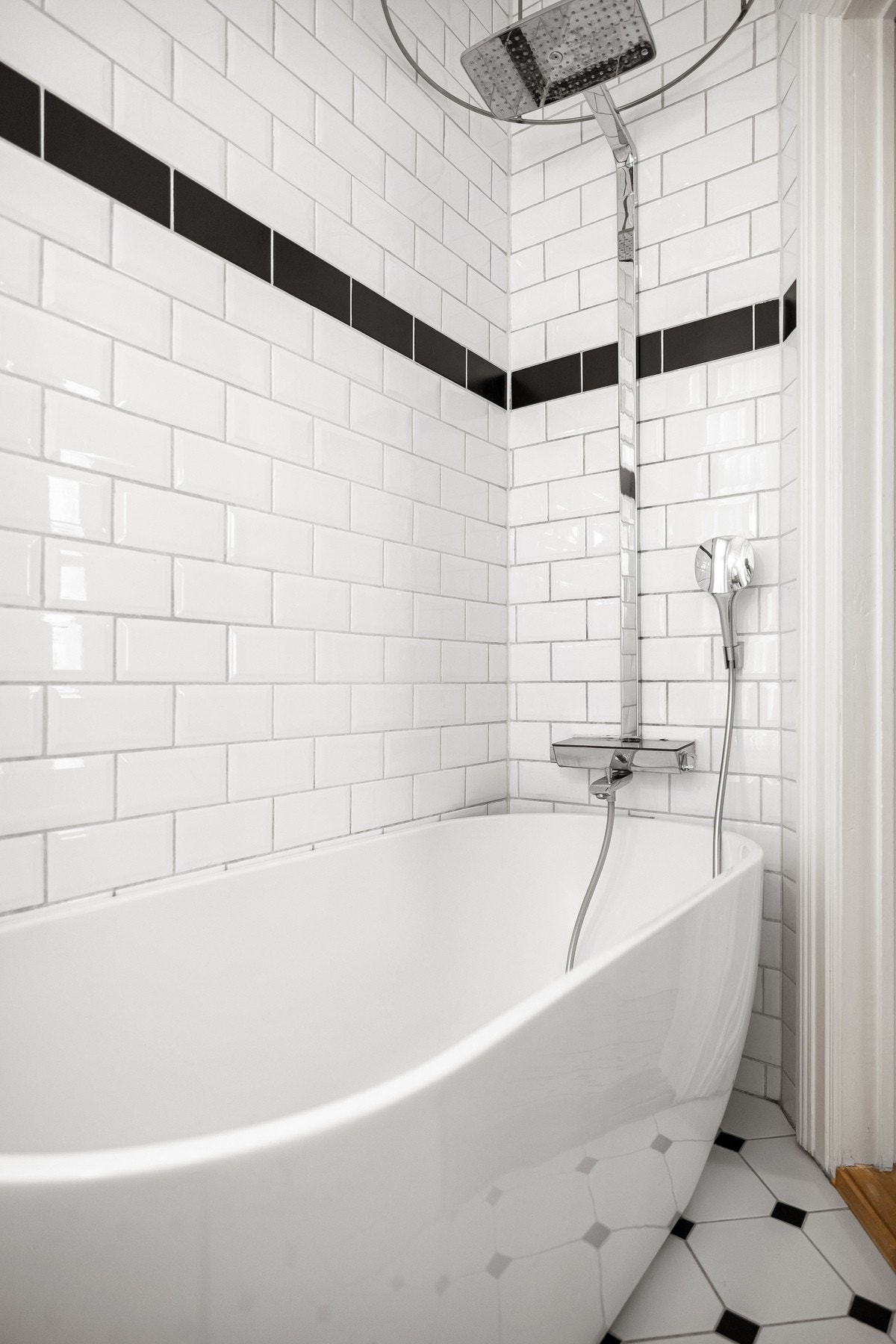 Det er 110 cm avløpsrør til toalett. Bak toalettet er døren til baktrappen som kan gjenåpnes om ønskelig. Denne er byttet til ny branndør for ikke lenge siden. Galleribilde