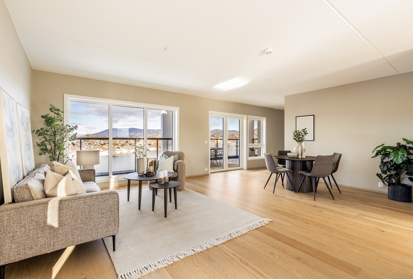 Plass til flere sittegrupper og stor spisestue Galleribilde