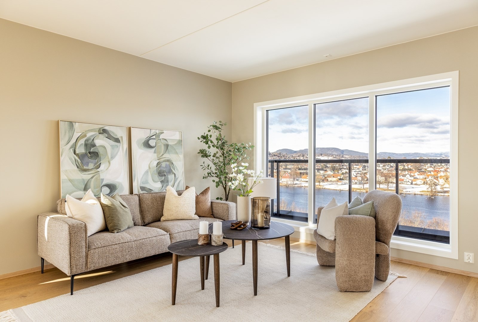 Leiligheten er malt opp i moderne og fine farger Galleribilde