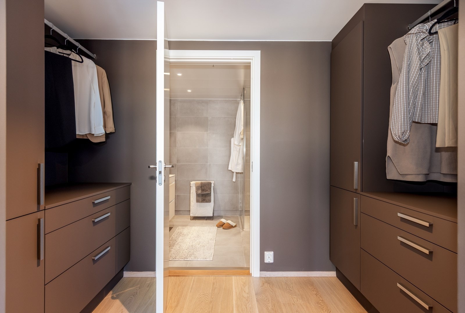 Garderoberom tilknyttet hovedsoverom Galleribilde