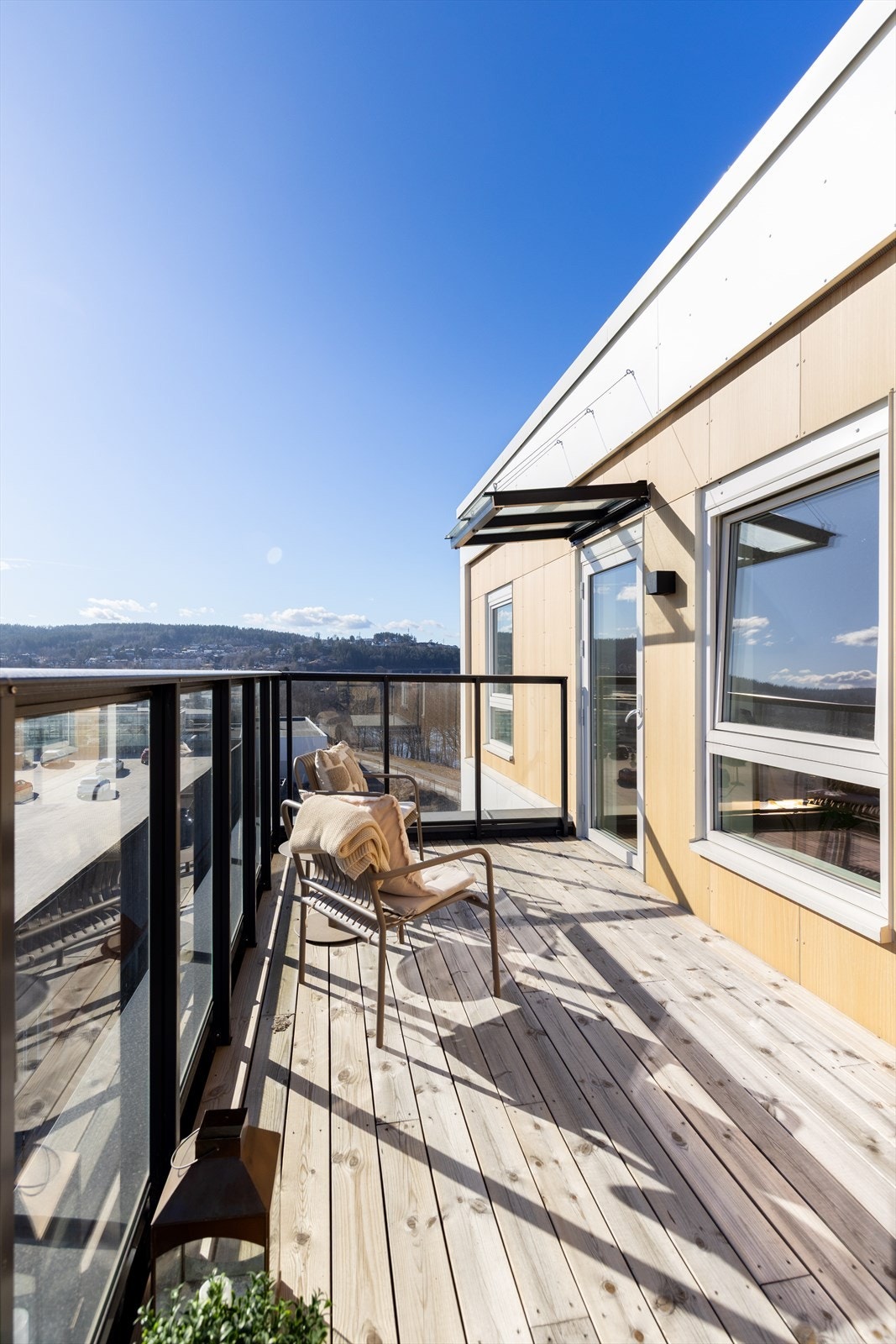 Leiligheten har to fine verandaer - denne ut fra kjøkken Galleribilde